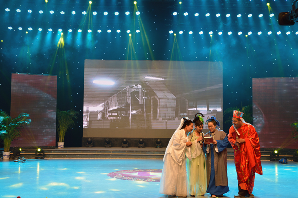 新華集團舉辦“2015年金秋文藝晚會暨授牌典禮” 第 4 張 新華集團舉辦“2015年金秋文藝晚會暨授牌典禮” 第 4 張