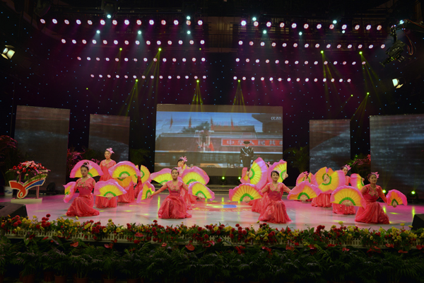 新華集團舉辦“2015年金秋文藝晚會暨授牌典禮” 第 5 張 新華集團舉辦“2015年金秋文藝晚會暨授牌典禮” 第 5 張