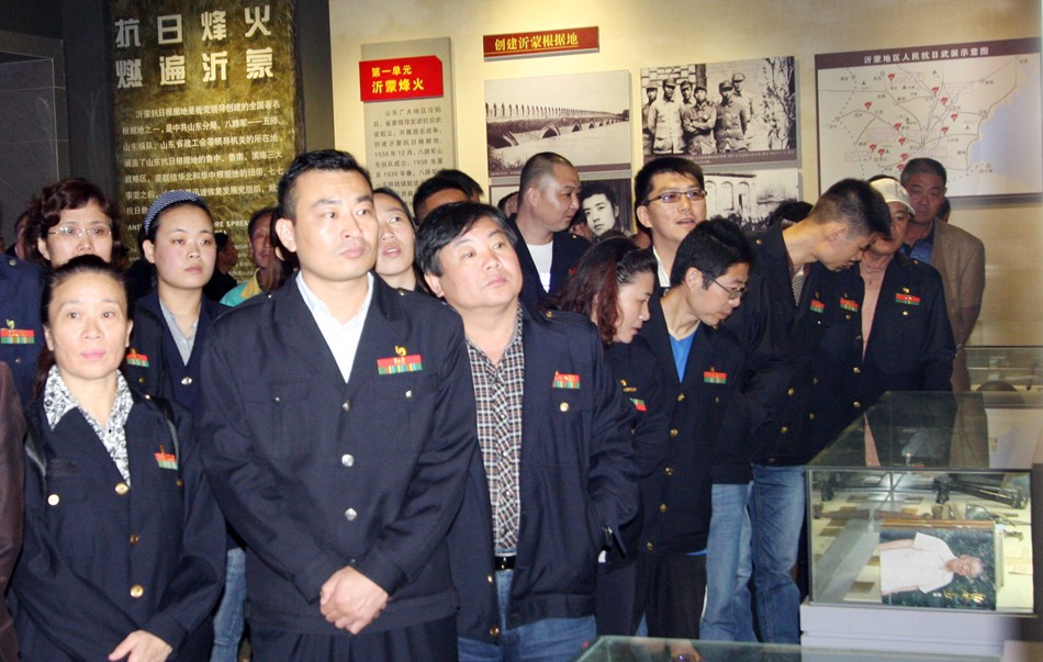 緬懷先烈 不忘初心 ——行政黨支部開展黨員現場教育活動 第 1 張 緬懷先烈 不忘初心 ——行政黨支部開展黨員現場教育活動 第 1 張