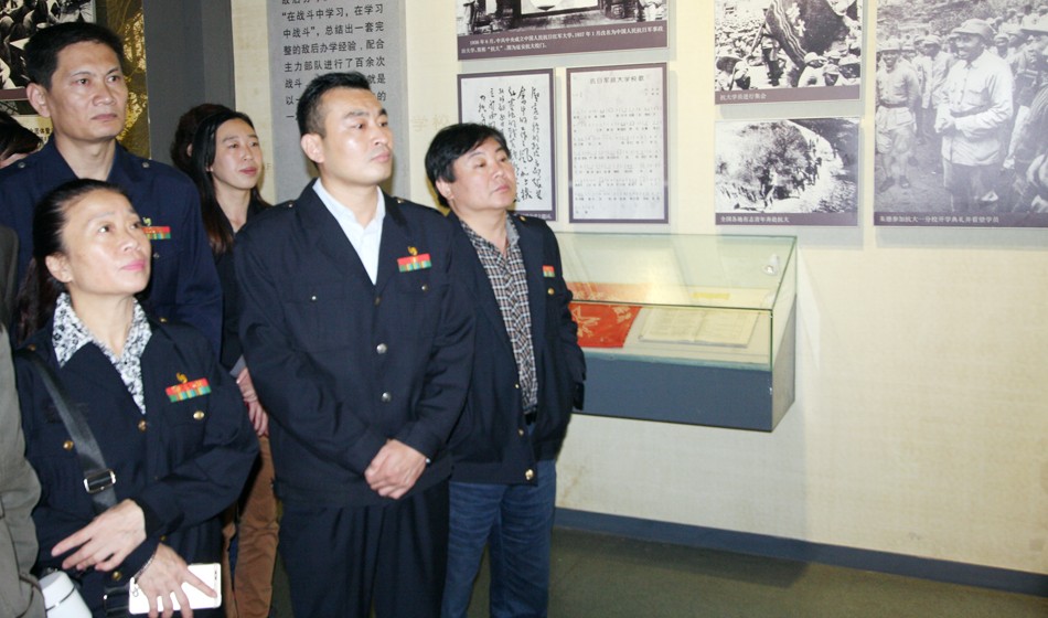 緬懷先烈 不忘初心 ——行政黨支部開展黨員現場教育活動 第 2 張 緬懷先烈 不忘初心 ——行政黨支部開展黨員現場教育活動 第 2 張