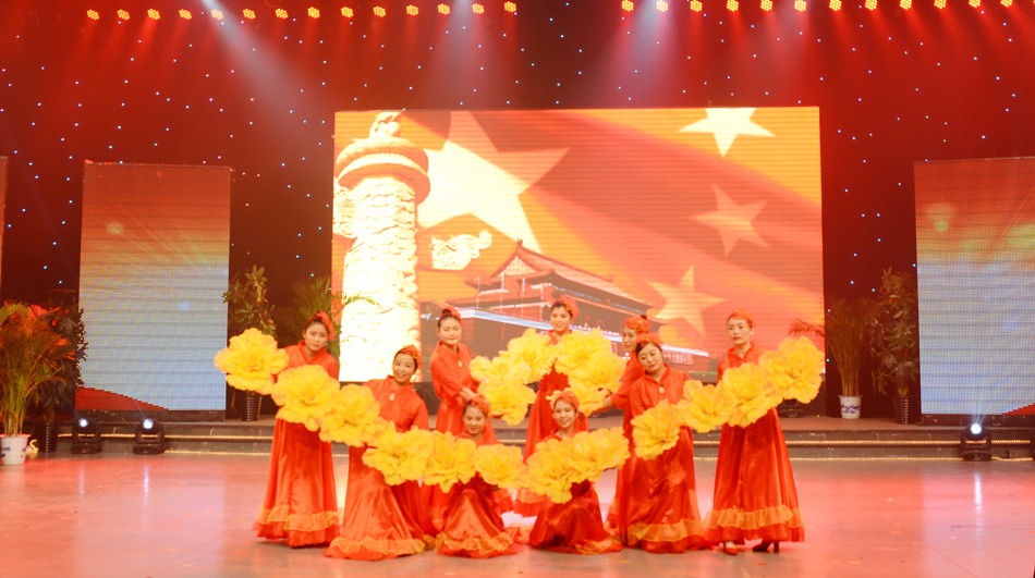 新華集團(tuán)2016年度榮譽(yù)員工頒獎(jiǎng)典禮 隆重舉行 第 2 張 新華集團(tuán)2016年度榮譽(yù)員工頒獎(jiǎng)典禮 隆重舉行 第 2 張