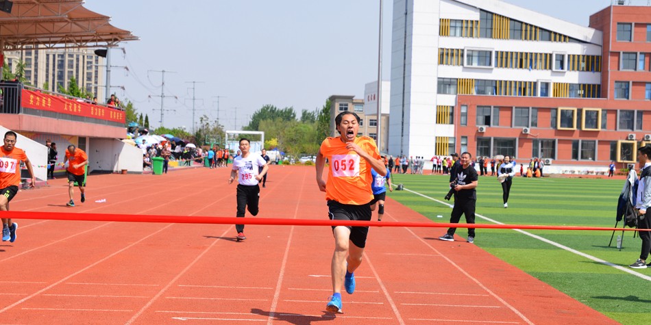新華集團(tuán)二〇一七年春季田徑運(yùn)動會隆重舉行 第 4 張 新華集團(tuán)二〇一七年春季田徑運(yùn)動會隆重舉行 第 4 張