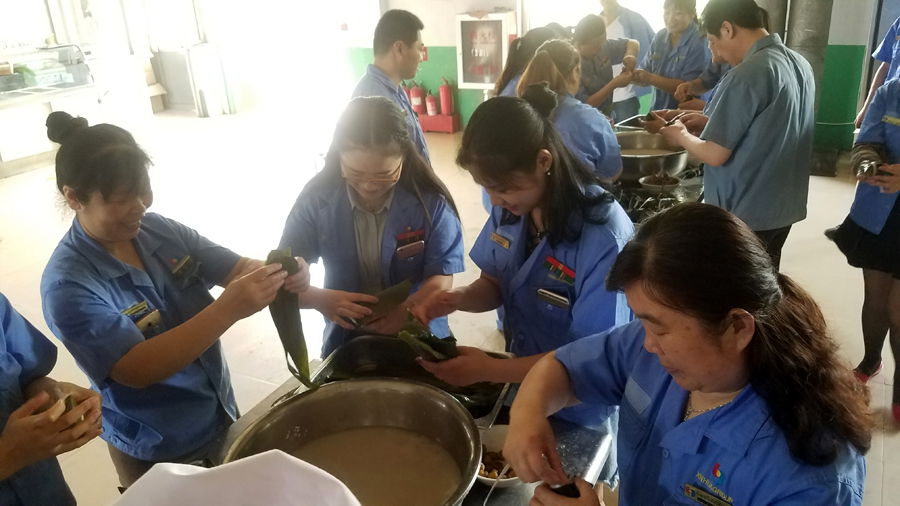 集團開展“我們的節日——端午節包粽子”比賽 第 1 張 集團開展“我們的節日——端午節包粽子”比賽 第 1 張