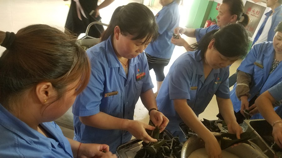 集團開展“我們的節日——端午節包粽子”比賽 第 2 張 集團開展“我們的節日——端午節包粽子”比賽 第 2 張