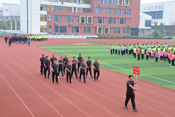 “團結(jié)拼搏,打造百年新華” 臨沂新華二〇一八年春季田徑運動會隆重舉行 第 11 張 “團結(jié)拼搏,打造百年新華” 臨沂新華二〇一八年春季田徑運動會隆重舉行 第 11 張