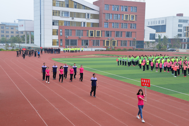 “團結(jié)拼搏,打造百年新華” 臨沂新華二〇一八年春季田徑運動會隆重舉行 第 12 張 “團結(jié)拼搏,打造百年新華” 臨沂新華二〇一八年春季田徑運動會隆重舉行 第 12 張