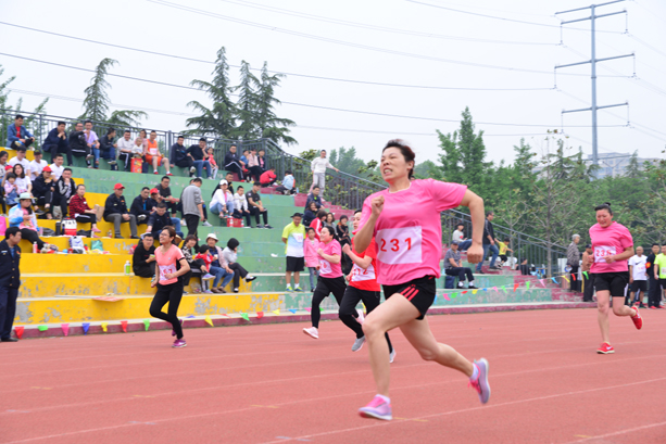 “團結(jié)拼搏,打造百年新華” 臨沂新華二〇一八年春季田徑運動會隆重舉行 第 15 張 “團結(jié)拼搏,打造百年新華” 臨沂新華二〇一八年春季田徑運動會隆重舉行 第 15 張