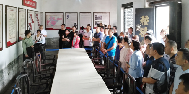 不忘初心 砥礪前行 ——臨沂新華開展主題黨日教育活動 第 2 張 不忘初心 砥礪前行 ——臨沂新華開展主題黨日教育活動 第 2 張