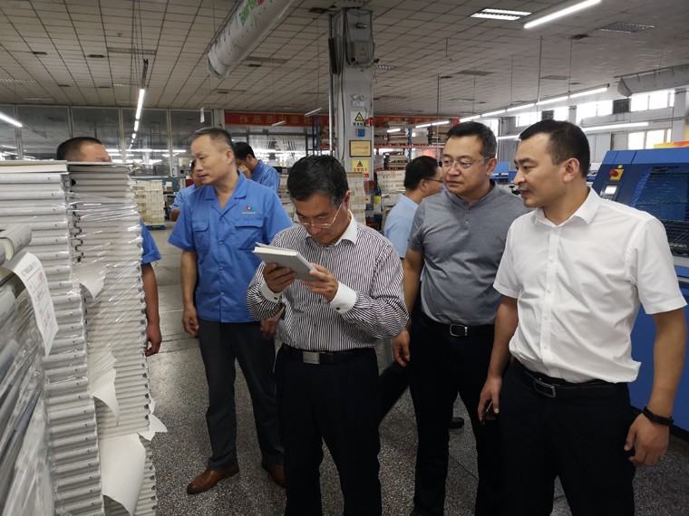 山東省新聞出版廣電局領導蒞臨臨沂新華參觀指導工作 第 4 張 山東省新聞出版廣電局領導蒞臨臨沂新華參觀指導工作 第 4 張