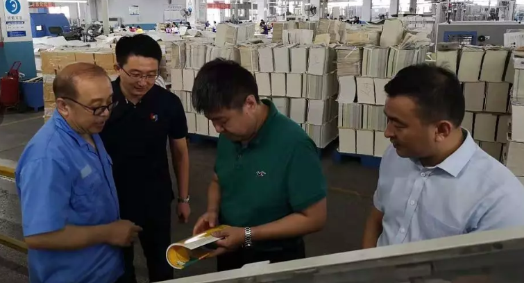 山東出版?zhèn)髅焦煞萦邢薰绢I(lǐng)導(dǎo)蒞臨臨沂新華檢查指導(dǎo)2019年秋季教材印制工作 第 3 張 山東出版?zhèn)髅焦煞萦邢薰绢I(lǐng)導(dǎo)蒞臨臨沂新華檢查指導(dǎo)2019年秋季教材印制工作 第 3 張