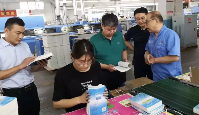 山東出版?zhèn)髅焦煞萦邢薰绢I(lǐng)導(dǎo)蒞臨臨沂新華檢查指導(dǎo)2019年秋季教材印制工作 第 4 張 山東出版?zhèn)髅焦煞萦邢薰绢I(lǐng)導(dǎo)蒞臨臨沂新華檢查指導(dǎo)2019年秋季教材印制工作 第 4 張