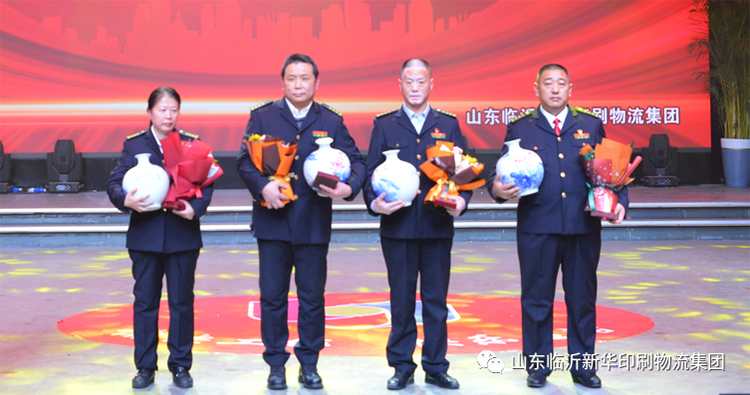 “凝心聚力 逐夢前行”臨沂新華2021年授牌典禮暨2022年迎新文藝匯演隆重舉行 第 8 張 “凝心聚力 逐夢前行”臨沂新華2021年授牌典禮暨2022年迎新文藝匯演隆重舉行 第 8 張