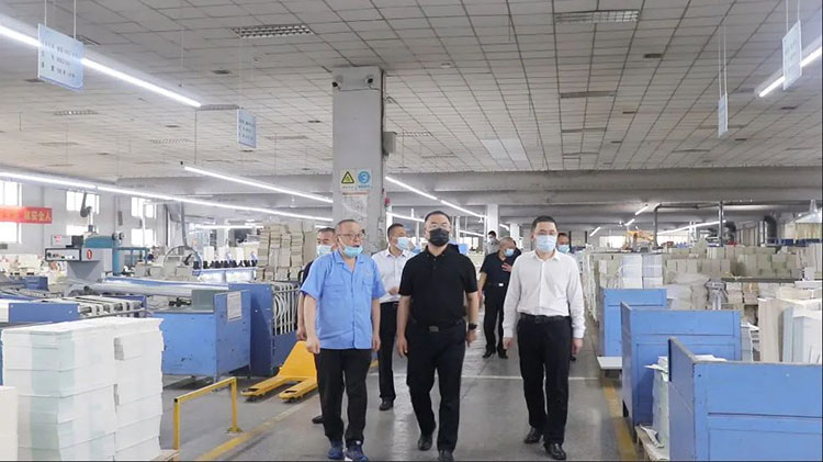 山東省委宣傳部印刷發(fā)行管理處領(lǐng)導(dǎo)蒞臨臨沂新華調(diào)研指導(dǎo) 第 2 張 山東省委宣傳部印刷發(fā)行管理處領(lǐng)導(dǎo)蒞臨臨沂新華調(diào)研指導(dǎo) 第 2 張