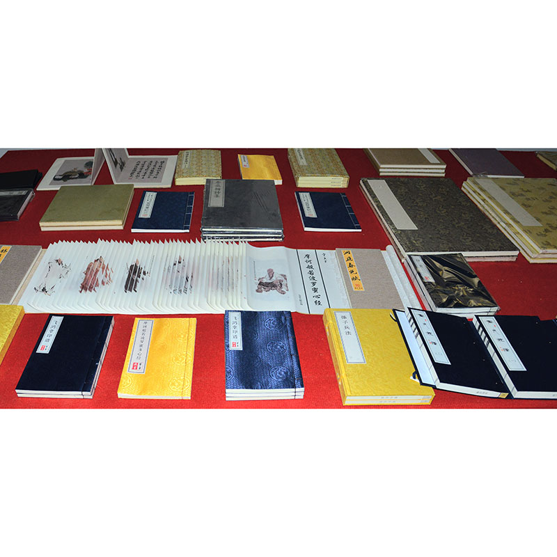 線裝書和龍鱗卷 線裝書和龍鱗卷